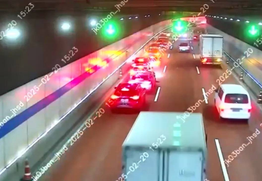 上海隧道内突发多车事故!小轿车刹车不及,连续追尾前方3辆小客车