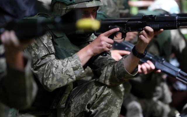 乌军刚兵败库尔斯克,泽连斯基又准备出兵邻国,想“一箭三雕”?