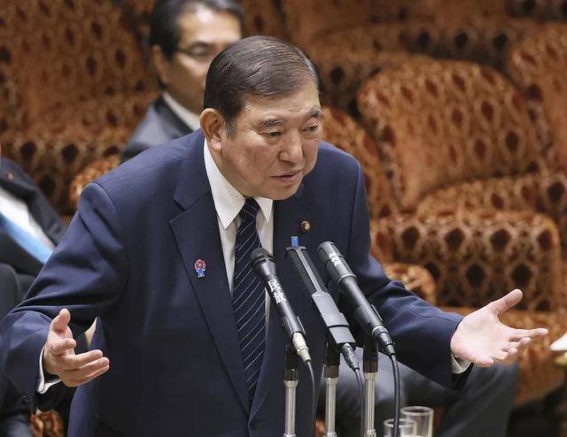 给15名议员“发红包”,日本首相惹祸了