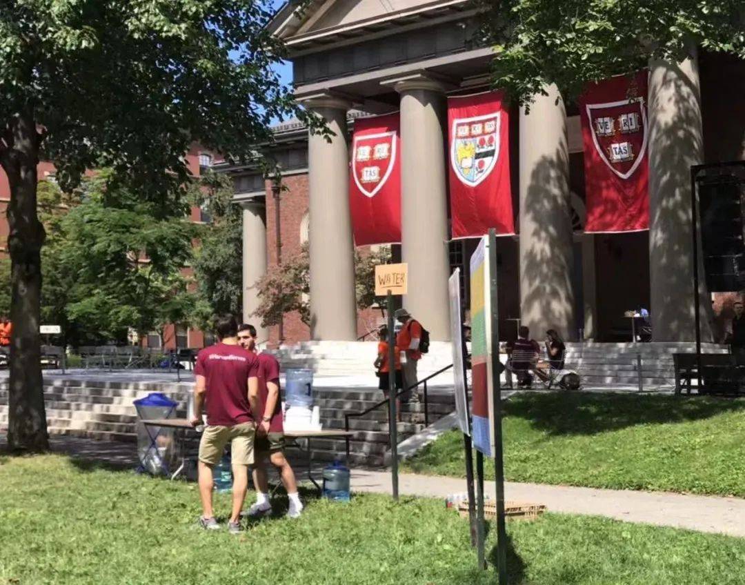 哈佛与白宫对决,美国人如何站队?