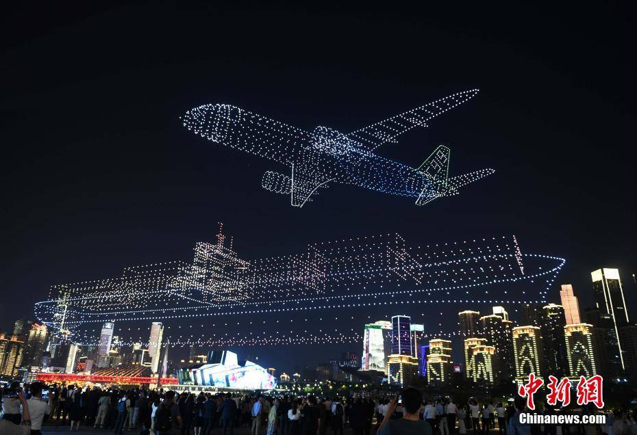50多个国家的200多名外宾在重庆欣赏无人机灯光秀