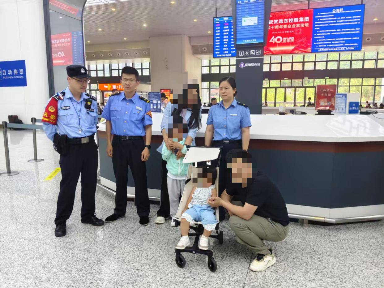 爸妈打瞌睡,5岁哥哥带2岁妹妹独自下高铁:想叫他们的,但是觉得保护妹妹比较重要