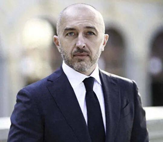 乌克兰终于恍然大悟,泽连斯基开始悄悄掉头,最大金主已早已换人!