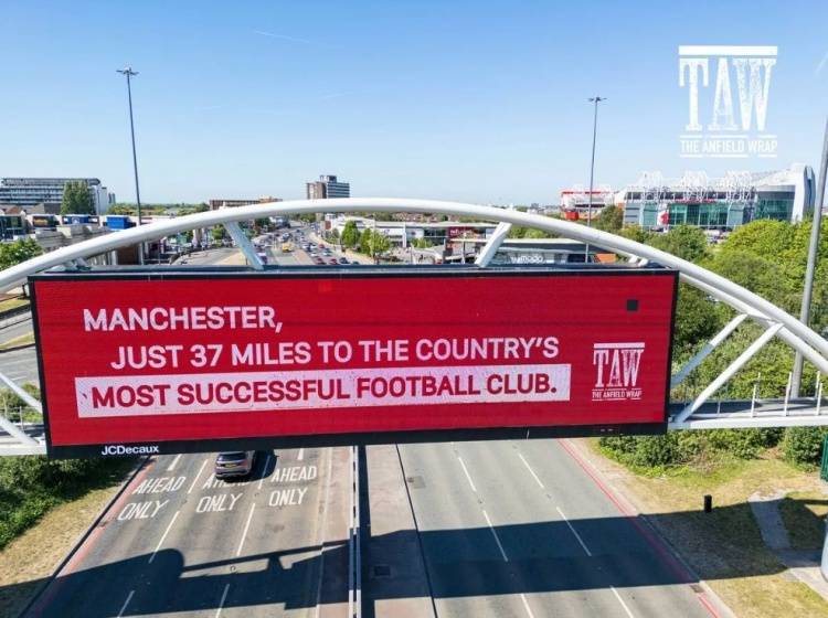 利物浦球迷打广告嘲讽曼联:曼彻斯特距英格兰最成功球队仅37英里