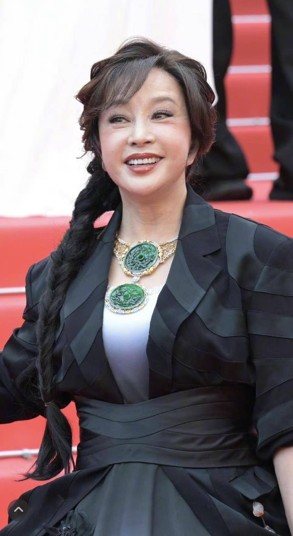 刘晓庆回应“现金和珠宝被偷”：可能别人比我更需要它们，那就拿去吧