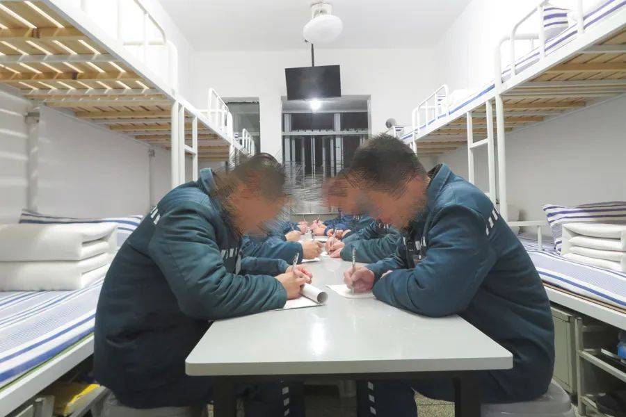 男子在上海监狱服刑11年,出狱前才得知两位家人已病逝...极大生活困境,他深深担忧→