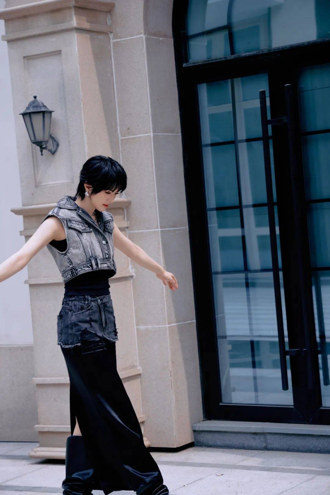 姚安娜“520”戴工牌到车间工厂打工,变身“质检员”