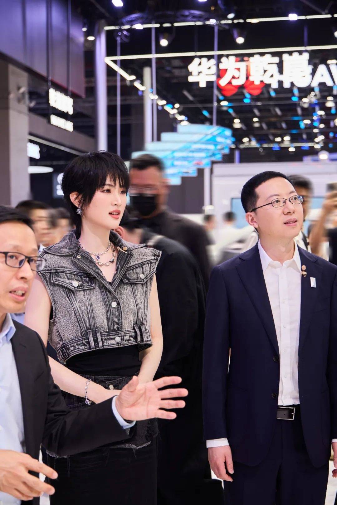 姚安娜“520”戴工牌到车间工厂打工,变身“质检员”