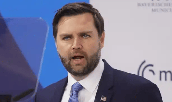 贸易战把美国给打醒了,万斯亲口承认:美国“称霸的时代”结束了