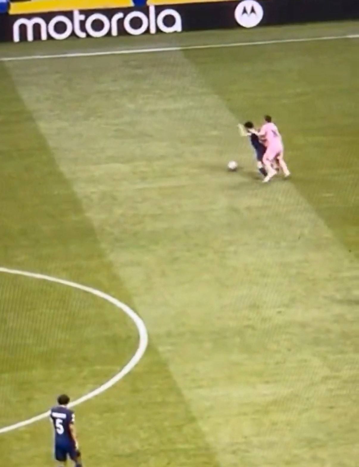 巴黎媒体人热议梅西挥臂动作:梅西恨透了维蒂尼亚,他疯了!