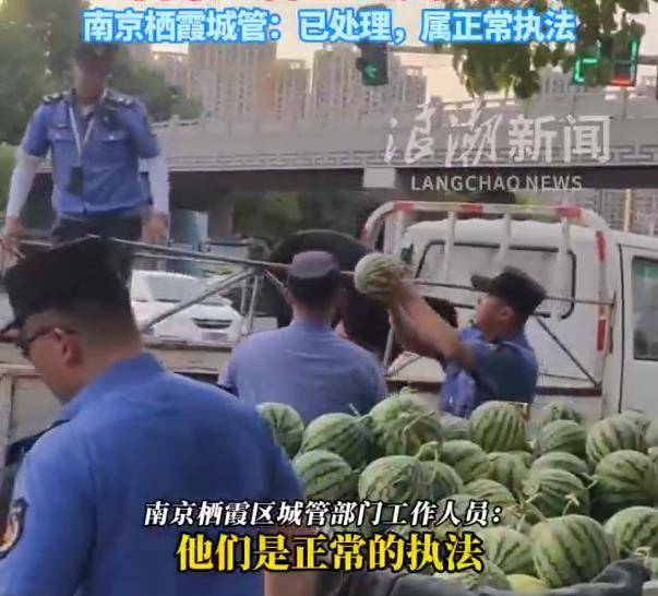 南京一西瓜摊贩与城管起纠纷当场砸瓜,该怎么看?