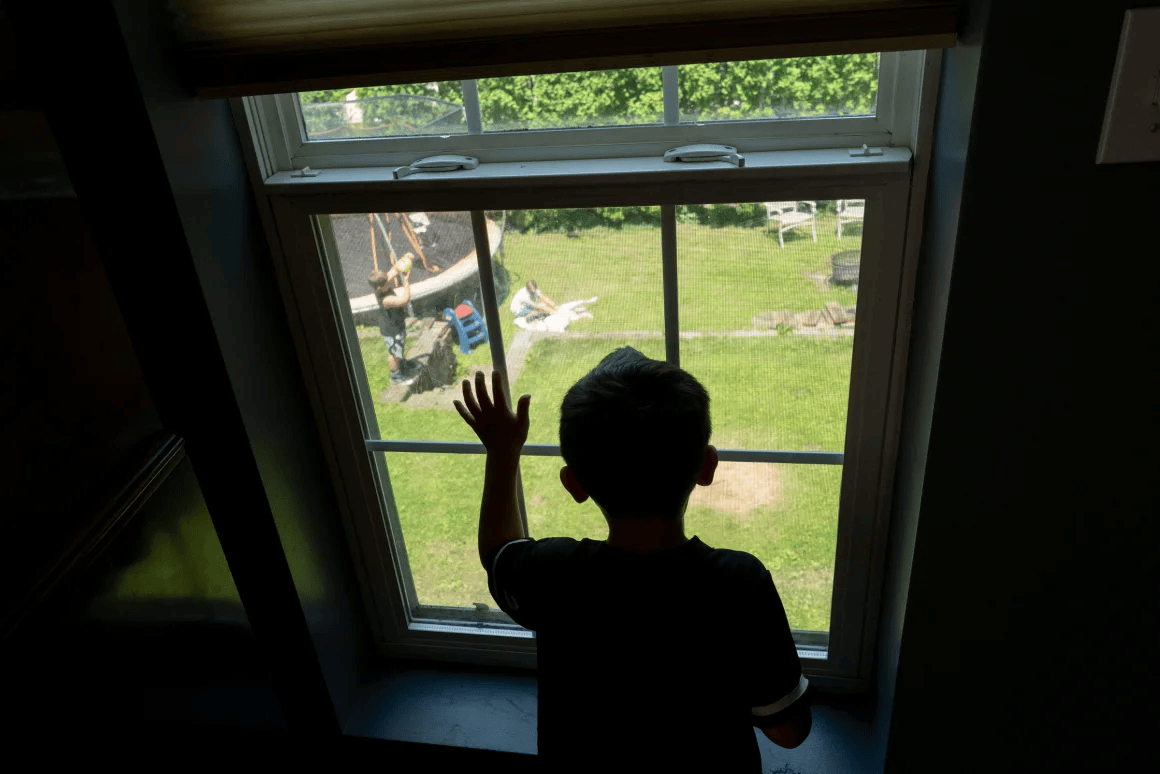 一家人自愿被驱逐出美国:“留在这里是一场赌博”