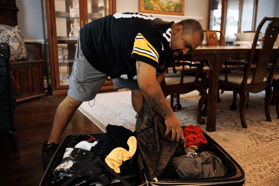 一家人自愿被驱逐出美国:“留在这里是一场赌博”