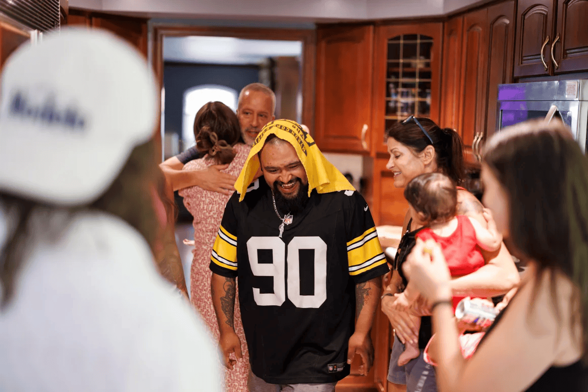 一家人自愿被驱逐出美国:“留在这里是一场赌博”