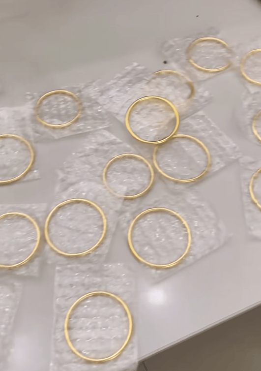 广西女子垃圾堆捡一堆黄金手镯,失主:价值近40万,员工误当垃圾丢弃