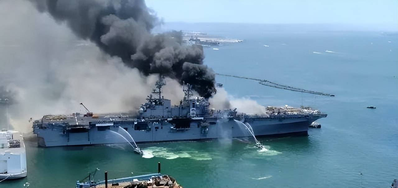 大火烧足15小时,美军2.5万吨级巨舰惨遭重创,起火到灭火,耗时15个小时!
