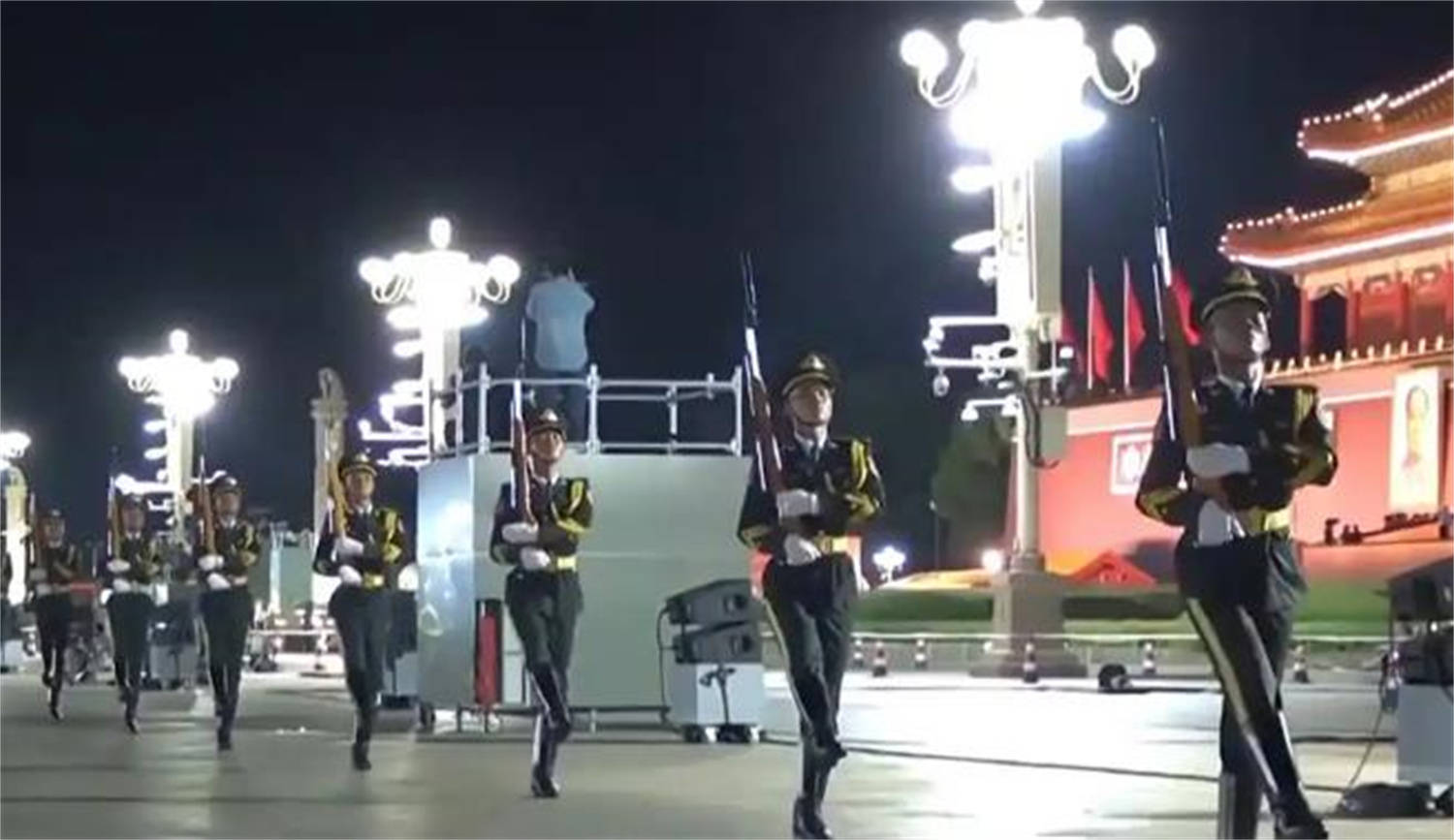 中国阅兵彩排惊艳世界,日本网友不服气,声称解放军打不过美军