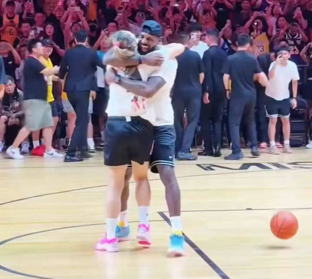 1米82的李梦与詹姆斯拥抱,两人合做经典动作!网友:这波追星太成功