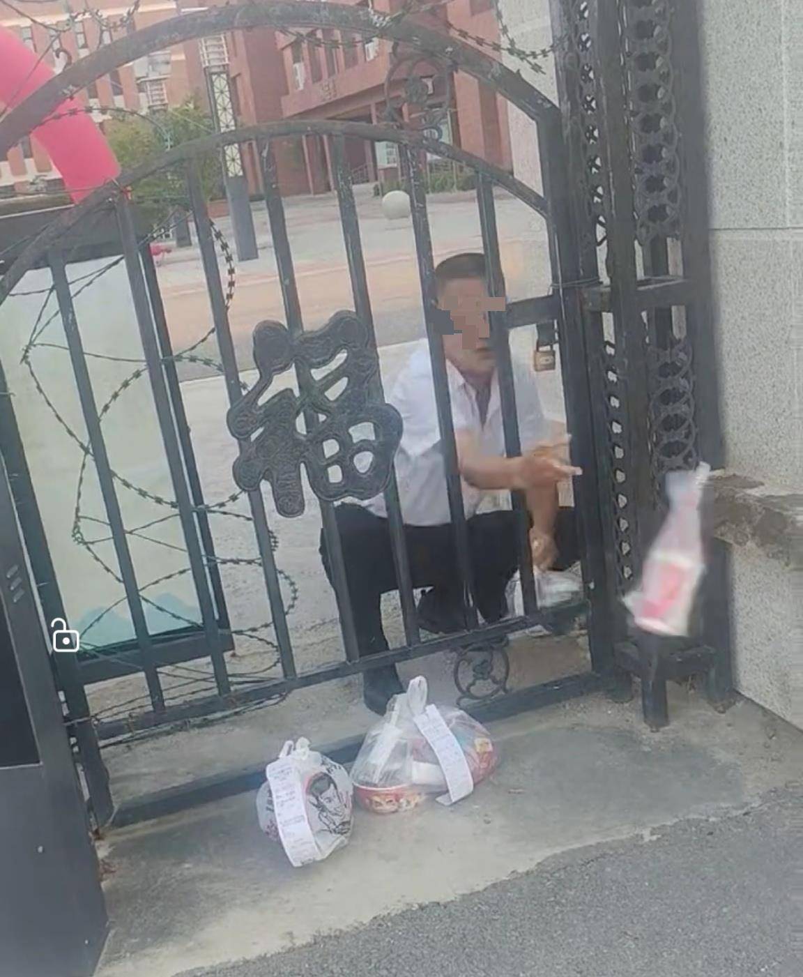 河北石家庄一学校工作人员扔学生外卖?教育局:正调查核实