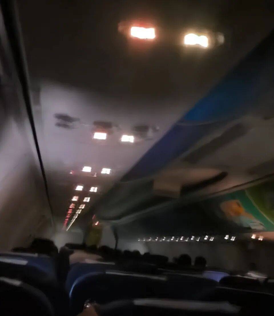 “乘客不断发出尖叫声”,有人吓哭!珠海飞太原航班备降石家庄,部分乘客改坐高铁,南航回应:会退相应乘段票价