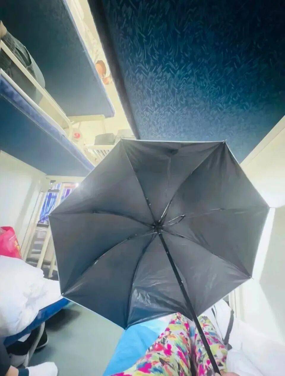 女生躺火车卧铺打伞遮隐私，“过道坐着两名陌生男乘客”，12306回应