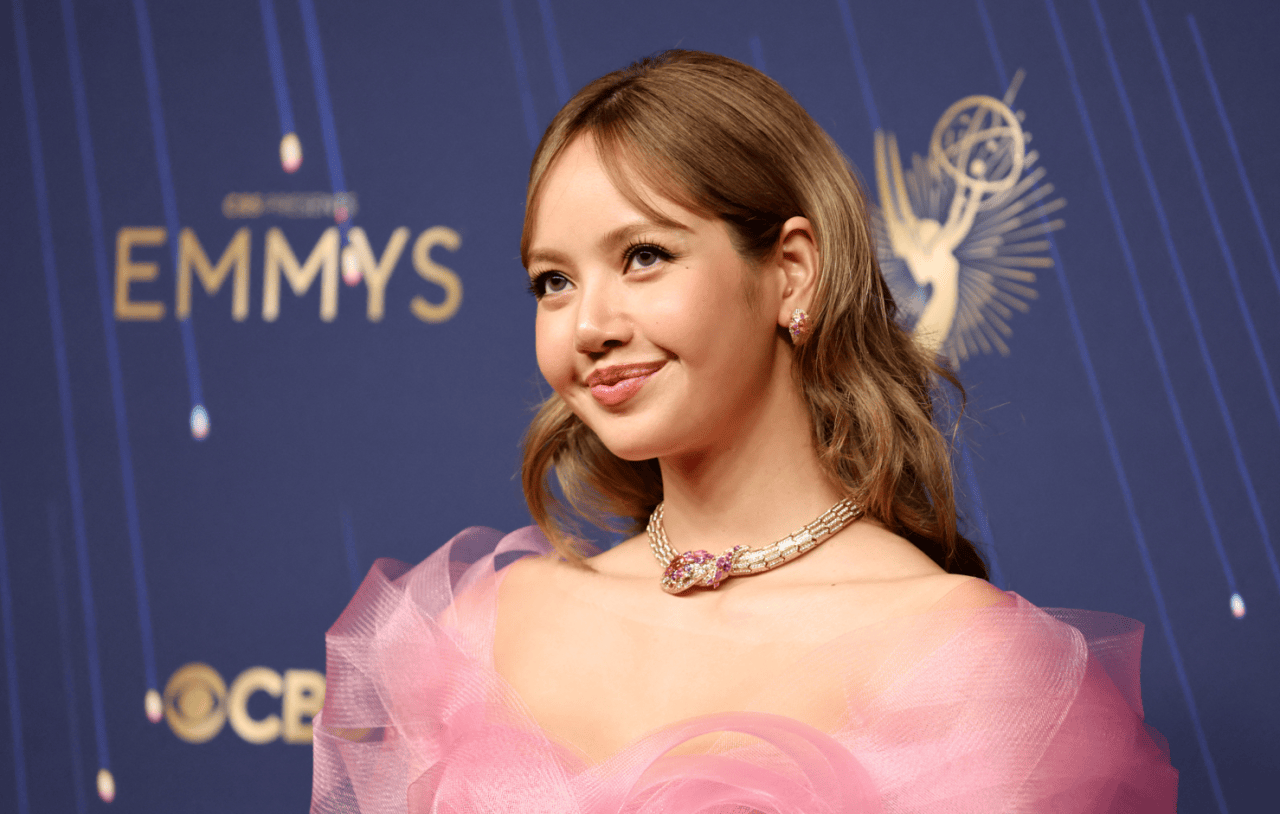 女星走红毯身上只穿珠宝?这届艾美奖的主题果然是大胆