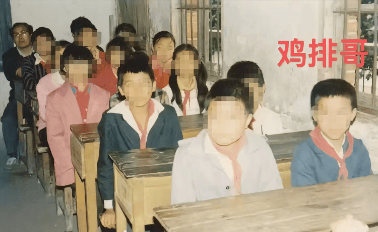 “鸡排哥”童年课堂照片遭曝光,网友称其手里有5套房,回应来了