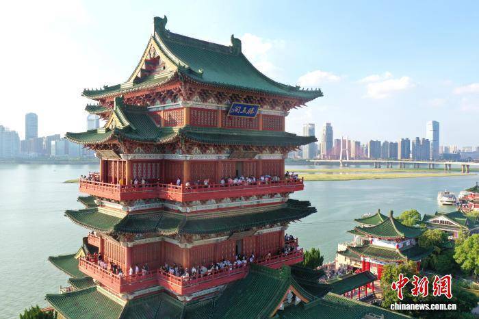 江西南昌:江南名楼滕王阁引游客纷至沓来