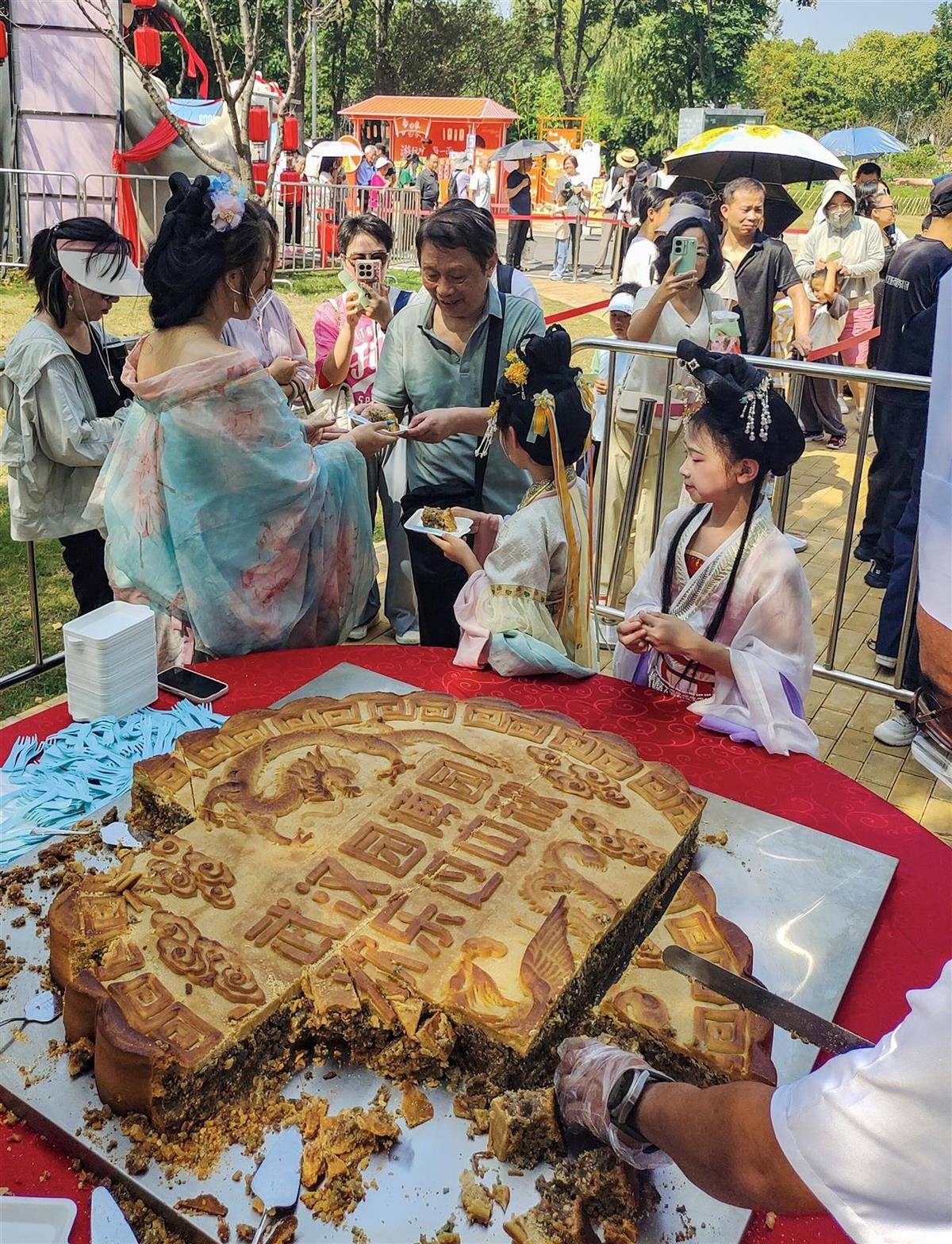 重388斤!500人排队挑战超级大月饼