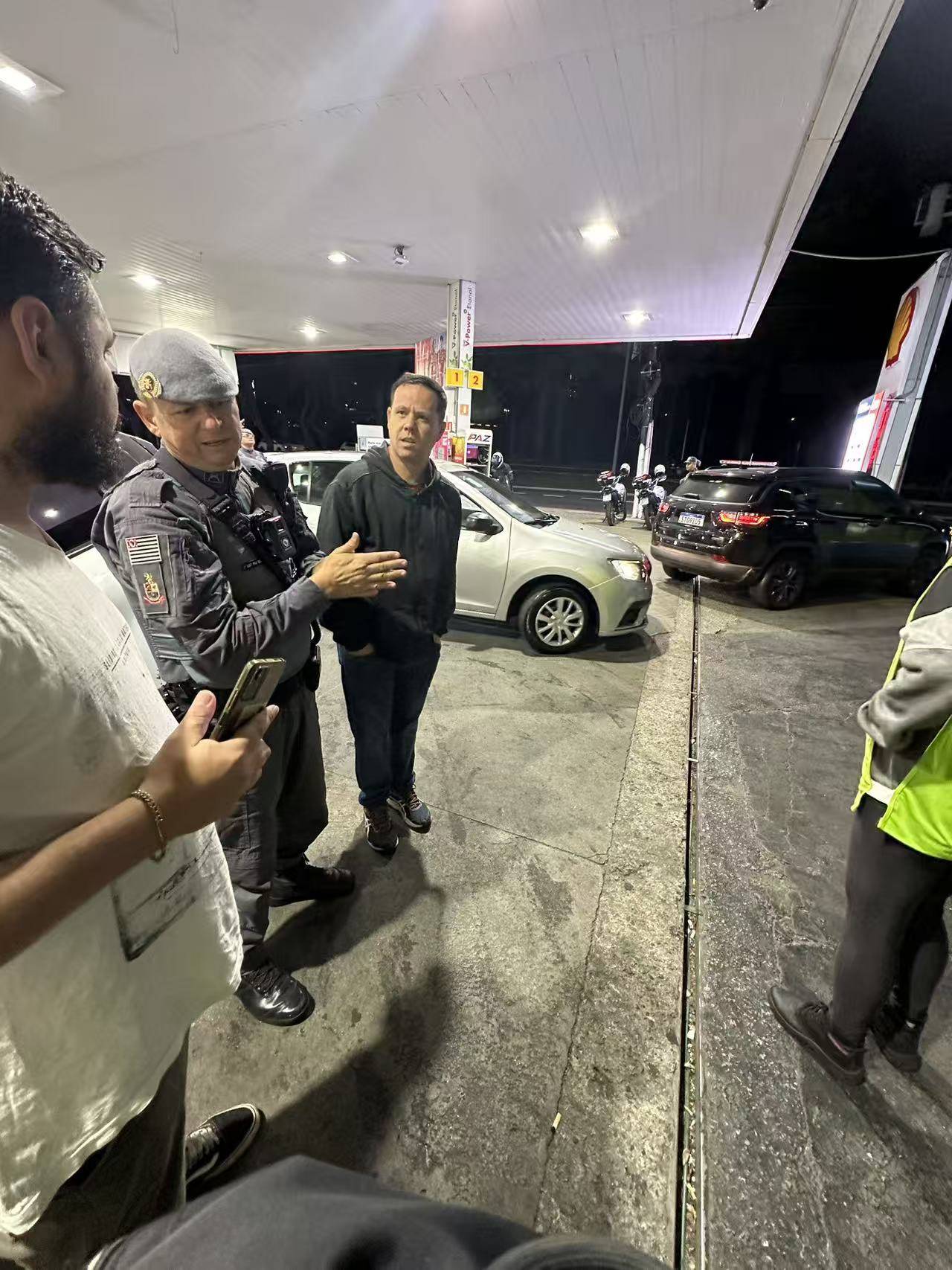 中国小伙在巴西遭持枪抢劫，逃跑时对方开枪，事后发现子弹打进电脑：犯“禁忌”被盯上