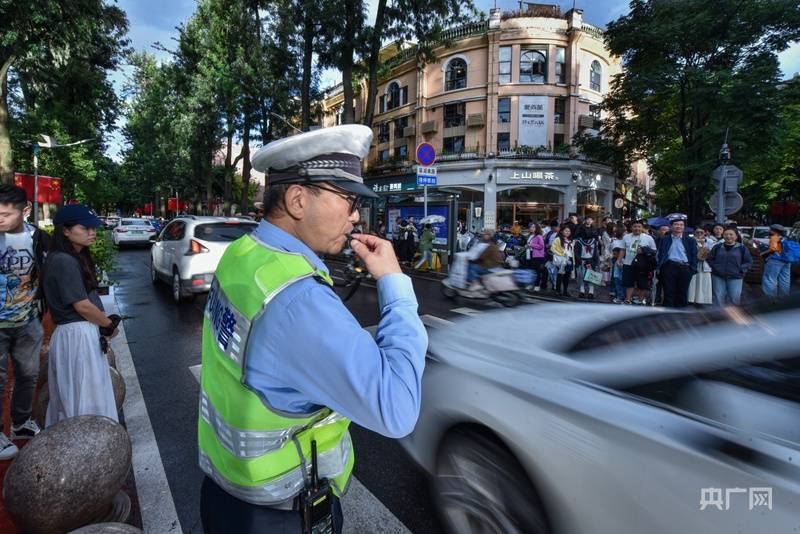 云南警方日均出动警力3万余人次 全力护航“双节”安全稳定