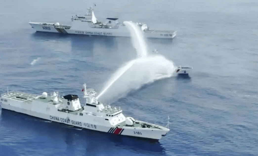 南海爆发激烈对峙,菲方主力舰高速飙船,迎头撞上中国海警艇