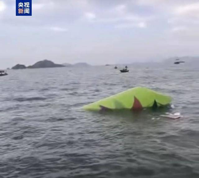 凌晨突发!香港机场一货机冲出跑道坠海,撞地勤车致2人遇难