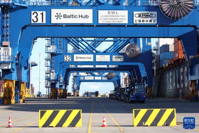 中欧北极快航航线首艘货船抵达波兰