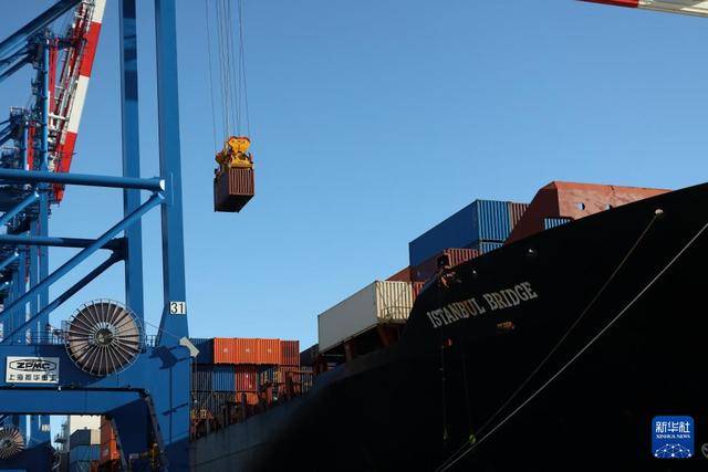 中欧北极快航航线首艘货船抵达波兰