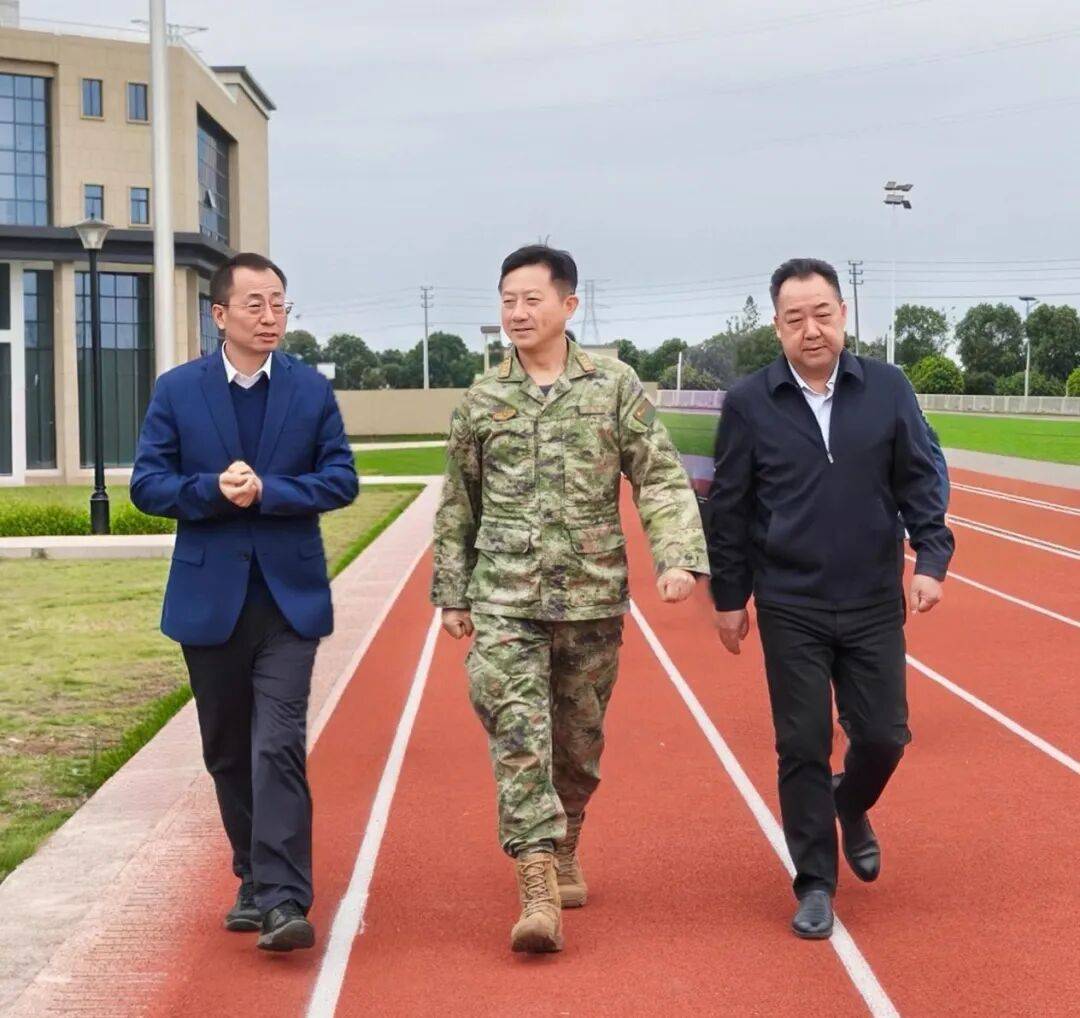 九江市委常委、九江军分区大校司令员丁庆顺到九江卫生健康职业学院(九江市卫生学校)视察2025级新生军训工作