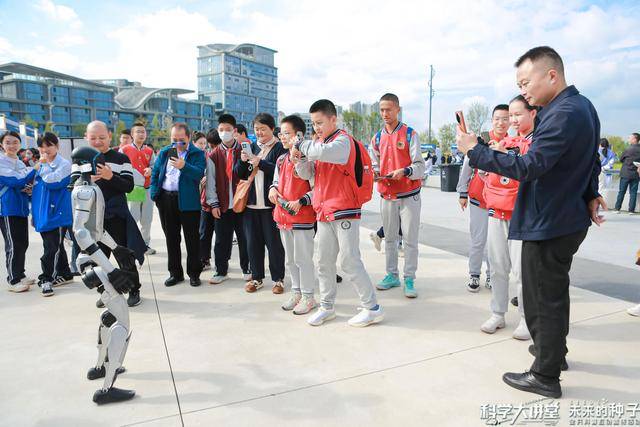 仿生四足机器人、飞行模拟器……好酷的课前预热!35支成都科技团队亮出家底绝活