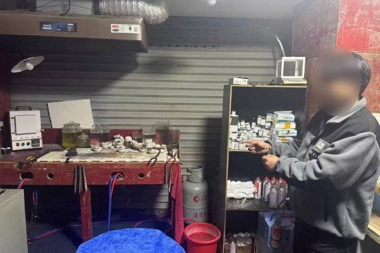 金项链里发现大量不明金属,多家金店中招,警方:2人在黄金中掺铼